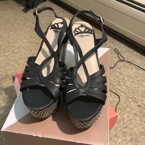 Size 8.5 Fergalicios black wedges. Gently used